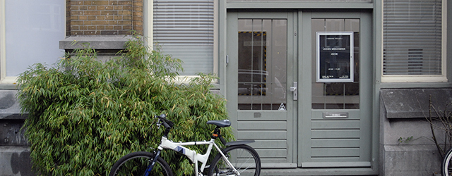 Hoe ver kun je gaan, in het opwerpen van nieuwe lagen van kunst-zijn? Jochen Mühlenbrink (1980) doet met deze tentoonstelling een poging door schilderijen te schilderen alsof ze ingepakt zijn, [&hellip;]