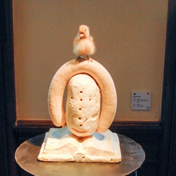 Gijs Assmann - Vanitas (Voor Bob) - 23x28x37cm Keramiek, eendenkuiken en rubber