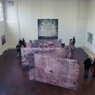 Een hedendaags Arcadië, een landschappelijk paradijs in het nu? Sinds Da Vinci ergens in zijn leven voor het eerst een autonoom landschap schetste, een landschap dus als onderwerp, zijn er vele [&hellip;]