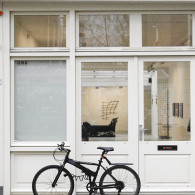 Echt vaak lees ik de persberichten van tentoonstellingen niet, maar bij groepstentoonstellingen waar de curator expliciet genoemd wordt ben ik toch wel benieuwd naar de redenen waarom de kunstenaars bij [&hellip;]