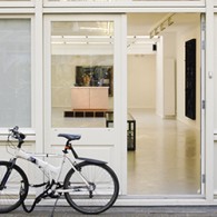 Van het ene onderwerp naar het andere onderwerp, in het ene danwel een heel ander medium. Het kan haast niet anders of Matthew Day Jackson (1974) is overal tegelijk mee bezig. Globale lijn [&hellip;]