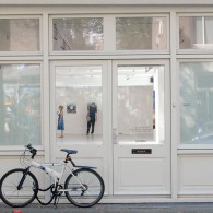 Een foto is nooit zomaar alleen een foto. Bij schilderkunst is dat al zeker sinds Fontana geen nieuw gegeven maar bij fotografie zie je het slechts zelden dat ook de [&hellip;]