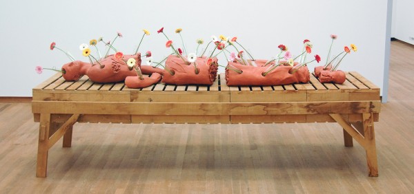 Guido Geelen - Anatomische Les 1 - Klei, glas, bloemen, houten tafel van Piet Hein Eek, 2006