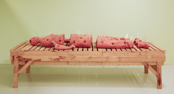 Guido Geelen - Anatomische Les - Klei, glas verse bloemen (die dus ontbreken), baar van Piet Hein Eek