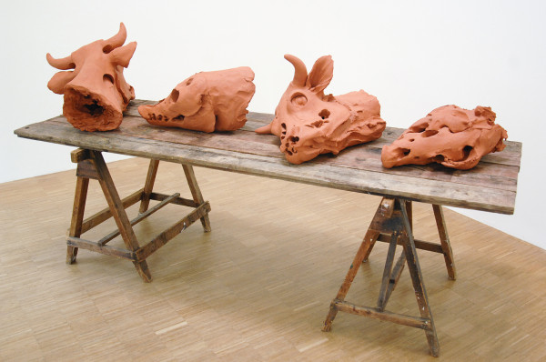 Guido Geelen - Zonder Titel (Vier dierschedels op tafel) RK 015 - Klei en tafel