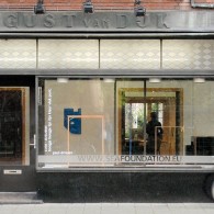 Het zijn vellen gekleurd papier, eigenlijk weinig meer, dat Paul Drissen (1963) toont. Het ene vel is iets meer bewerkt met schaar of mes dan het andere, zo hier en daar zijn [&hellip;]