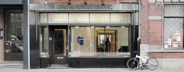 Het zijn vellen gekleurd papier, eigenlijk weinig meer, dat Paul Drissen (1963) toont. Het ene vel is iets meer bewerkt met schaar of mes dan het andere, zo hier en daar zijn [&hellip;]