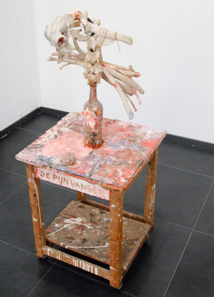 Harmen Verbrugge - De Pijnvanger - 135x60x60cm Tafel, fles, botten, touw en verf