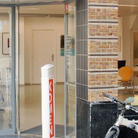 Echt grote werken zijn het niet van Hinke Schreuders (1969), en toch nemen ze veel ruimte in beslag. Op een overzichtsfoto zie je namelijk bijna niets. Als je dichterbij komt zie [&hellip;]