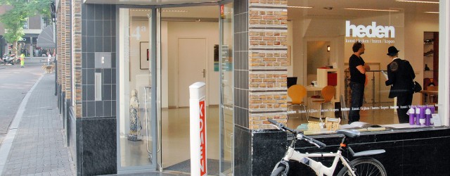 Echt grote werken zijn het niet van Hinke Schreuders (1969), en toch nemen ze veel ruimte in beslag. Op een overzichtsfoto zie je namelijk bijna niets. Als je dichterbij komt zie [&hellip;]