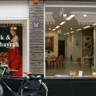 Op dit moment is bij Heden het werk te zien van Gönül Albayrak (1973) en Teun Vonk (1986). Beiden recent afgestudeerd aan de academie van Den Haag. Het werk van [&hellip;]