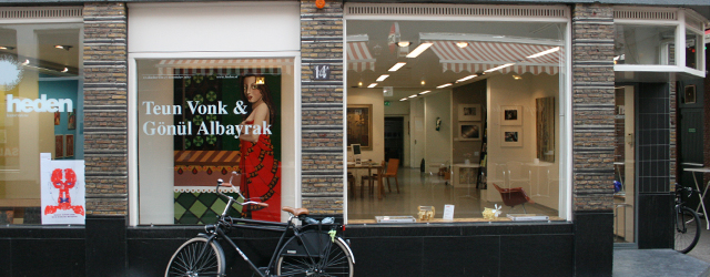 Op dit moment is bij Heden het werk te zien van Gönül Albayrak (1973) en Teun Vonk (1986). Beiden recent afgestudeerd aan de academie van Den Haag. Het werk van [&hellip;]