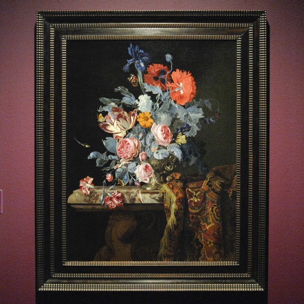 Henri de Fromantiou - Bloemstilleven in een zilverenvaas op een marmeren tafel - Olieverf op doek