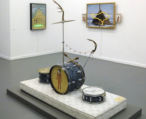 Hidde van Schie - Sleeping With The Monkey Man - Matras, trommels, gegraveerde bekkens, bellen, drumstokken en hertengewei