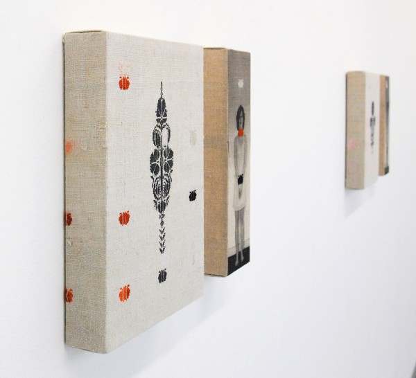 Hinke Schreuders - Hochstehende Einzelfiguren (2) - Garen en print op doek (detail)