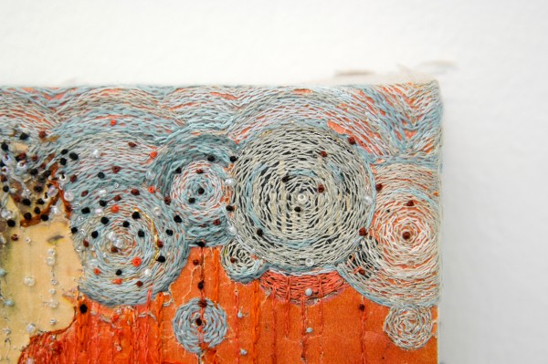 Hinke Schreuders - Works on paper #43 - Garen, kralen en papier op doek (detail)