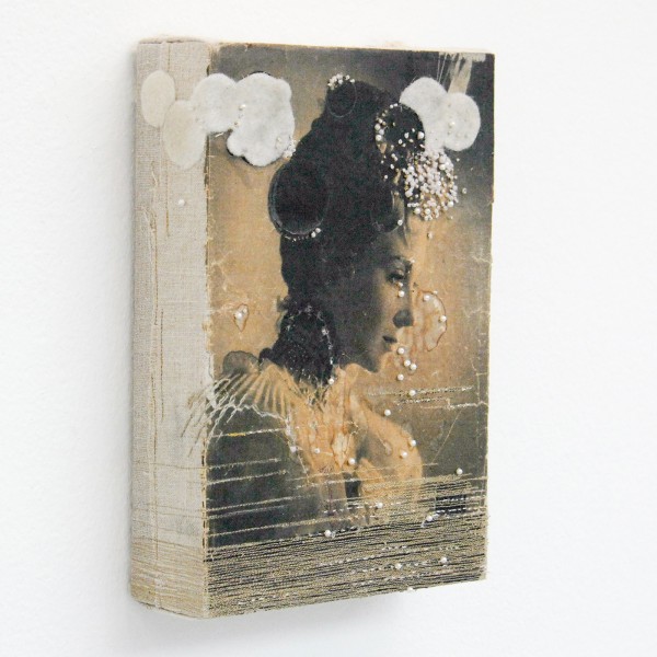 Hinke Schreuders - Works on paper #45- Garen, kralen en papier op doek