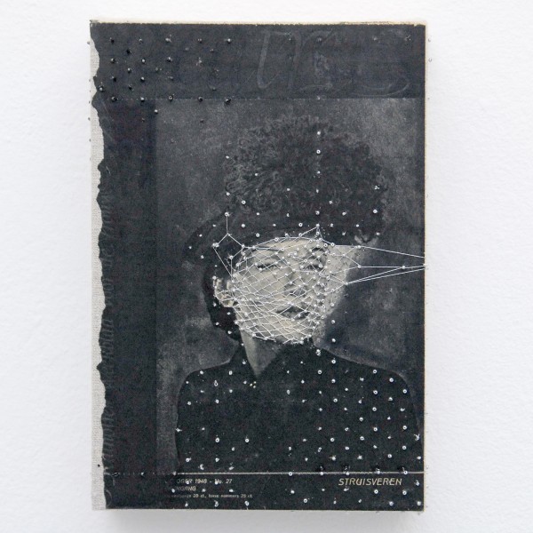 Hinke Schreuders - Works on paper #46 (Struisveren) - Garen, kralen en papier op doek