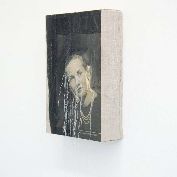 Hinke Schreuders - Works on paper #47 - Garen, kralen en papier op doek