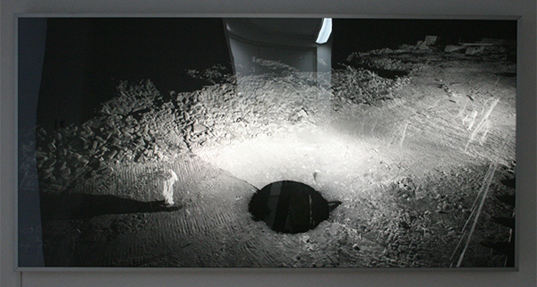 Imogen Stidworthy - 53, 27', 46,67%22 N, 2, 59', 10x35%22 W - 110x220cm Duratrans, 3D laser scan en lichtbak
