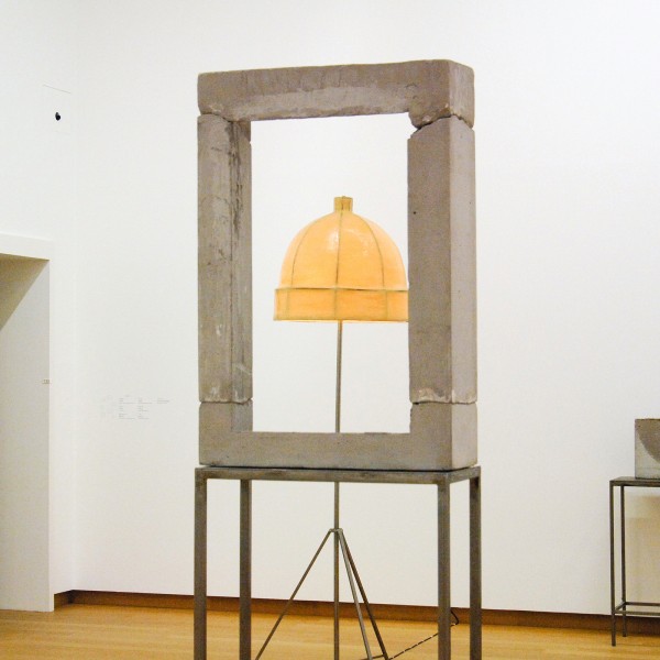 Isa Genzken - Fenster - Beton en staal & Lampe - Epoxyhards, staal en elektrische componenten