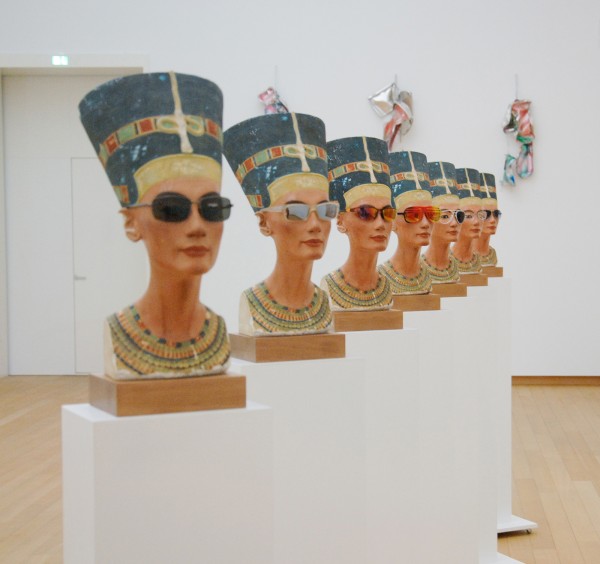 Isa Genzken - Nofretete - Gipsafgietsels, zonnebrillen, hout en staal
