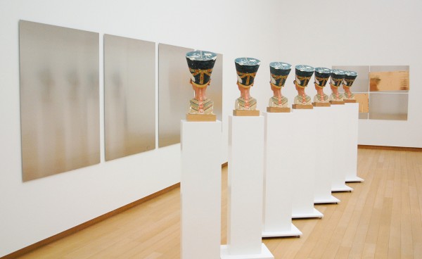 Isa Genzken - Nofretete - Gipsafgietsels, zonnebrillen, hout en staal