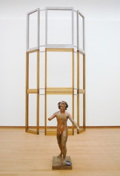 Isa Genzken - Untitled - Bronzen sculptuur, hoofdtelefoon en CD-speler & Fassade I-IV - Mixed Media