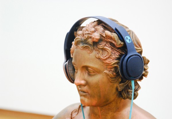 Isa Genzken - Untitled - Bronzen sculptuur, hoofdtelefoon en CD-speler (detail)