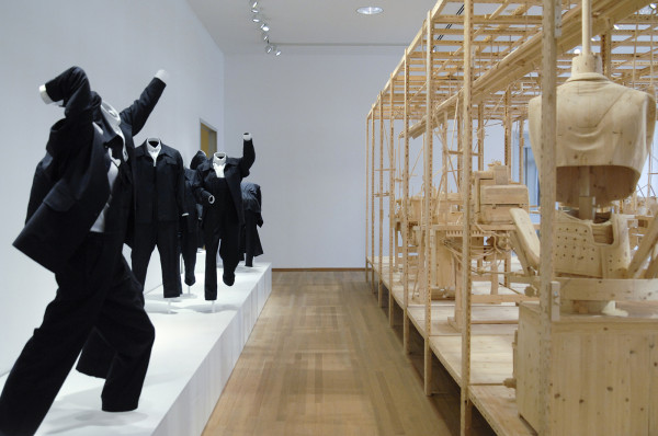 Istvan Csakany - Ghost Keeping - Hout en textiel 2012 (detail)