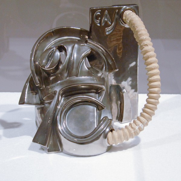 Ivos Pacetti - Gas Mask - Geglazuurd aardewerk, verzilverd bij de derde bakking, slang in gom en krijt, 1932