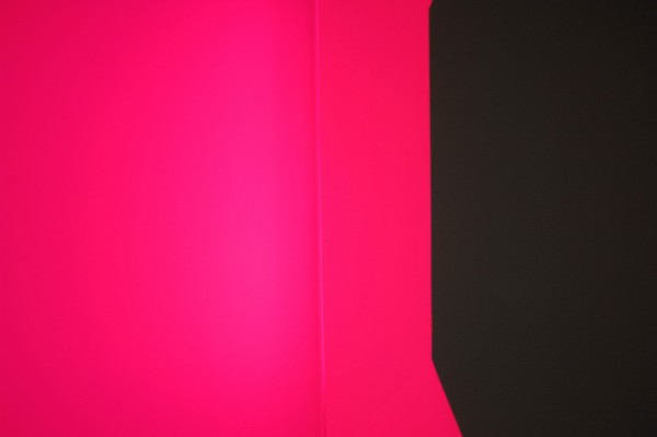 James Turrell - Afrum II Pink (Solid) - Fluoriserend licht (detail)