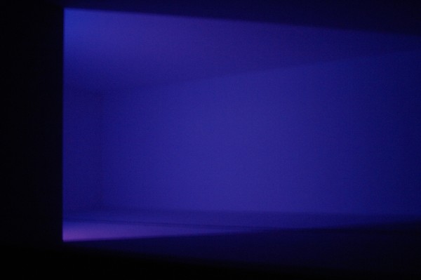 James Turrell - Wedgework III - Installatie met fluoriserend licht