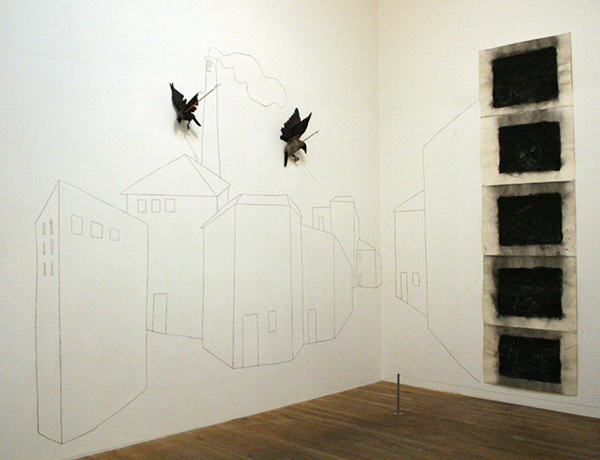 Jannis Kounellis - Untitled - Houtskool, papier, pijlen en opgezette vogels Jannis Kounellis - Untitled - Houtskool, papier, pijlen en opgezette vogels