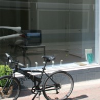 In de zomer hebben veel mensen vakantie, veel galeriehouders dus ook. Jeanine Hofland blijft nog een poosje in Amsterdam en doet een groepstentoonstelling uit haar eigen stal. Meeste groepstentoonstellingen rond [&hellip;]