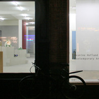 Een solo bestaande uit negen opvallend kleine schilderijen klinkt niet echt als een indrukwekkende tentoonstelling. Het grootste werk is 40 bij 30 cm, de kleinste is zo rond de 25 [&hellip;]