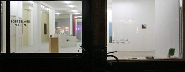 Een solo bestaande uit negen opvallend kleine schilderijen klinkt niet echt als een indrukwekkende tentoonstelling. Het grootste werk is 40 bij 30 cm, de kleinste is zo rond de 25 [&hellip;]