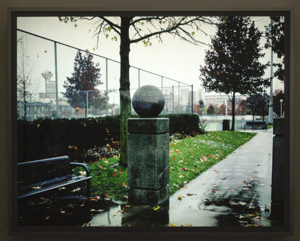 Jeff Wall - Concrete Ball - Dia in lichtbak 2002