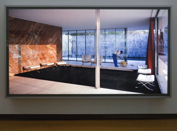 Jeff Wall - Morning Cleaning, Mis van der Rohe Foundation, Barcelona - Dia in lichtbak 1999