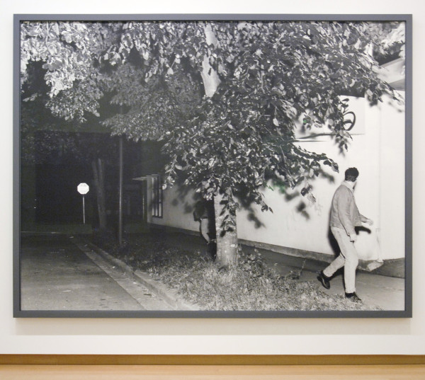 Jeff Wall - Passerby - Ontwikkelgelatinezilverdruk 1996