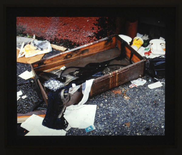 Jeff Wall - Rainfilled Suitcase - Dia in lichtbak 2001