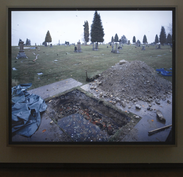 Jeff Wall - The Flooded Grave - Dia in lichtbak 2000