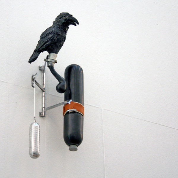 Jeroen Bodewits - Zonder Titel (Vogel Gevangen met Theelepel en Zout) - Keramiek, aluminium, leer, vilt en nylon Jeroen Bodewits - Zonder Titel (Vogel Gevangen met Theelepel en Zout) - Keramiek, aluminium, leer, vilt en nylon