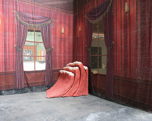 Jim Shaw - Dream Object - Sculptuur & Mansion Backdrop - Acrylverf op mousseline