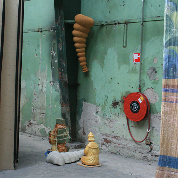 Jim Shaw - Hamburger Tornado Mold - Waterhars en purschuim & Wise Man - Schuim en plaband