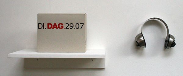 Job Koelewijn - De Tijdsluisteraar - 21x28x10cm RVS plaat met tijdswekker en kartonnen doos Job Koelewijn - De Tijdsluisteraar - 21x28x10cm RVS plaat met tijdswekker en kartonnen doos