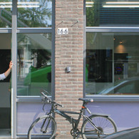 Het werk van Christina Calbari (1975) is mij een beetje raar. Wat er van te begrijpen valt is dat het tekeningen zijn op zwart papier of zwart doek met wit potlood en [&hellip;]