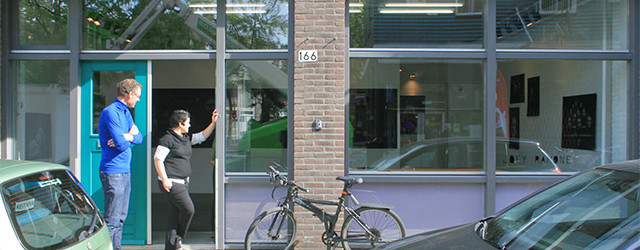 Het werk van Christina Calbari (1975) is mij een beetje raar. Wat er van te begrijpen valt is dat het tekeningen zijn op zwart papier of zwart doek met wit potlood en [&hellip;]