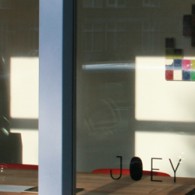 Misschien heb ik het mis, maar er is niet zo heel veel kunst waarvan je kunt zien dat er vooral heel veel tijd in zit van een kunstenaar. Natuurlijk moet [&hellip;]