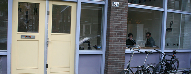 Soms is kunst zo vanzelfsprekend wat het is, dat ik daar weinig meer over kan zeggen dan ‘kijk maar’. Zo ook de werken van Yasser Ballemans (1981). Ik wilde eerst iets [&hellip;]